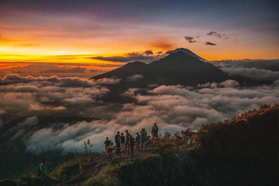 Pantai dibalik bukit karang raksasa, Sawah tempat selebgram berfoto, Yuk lihat 10 tempat wisata keren di Bali!